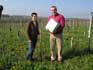 Brigitte Soulier (Château La Robertie) en Marc (TasteWine@Home) in de wijngaard van Château La Robertie