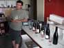 Mr. Gras geeft informatie over zijn wijnen in de proefruimte